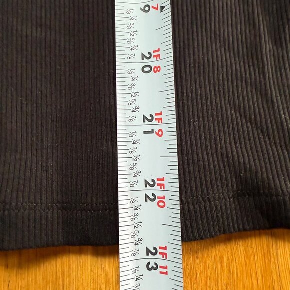 Tuckernuck Pomander Place Size M Black Livia Ribbed Short Puff Sleeve V-Neck Top - Picture 8 of 12